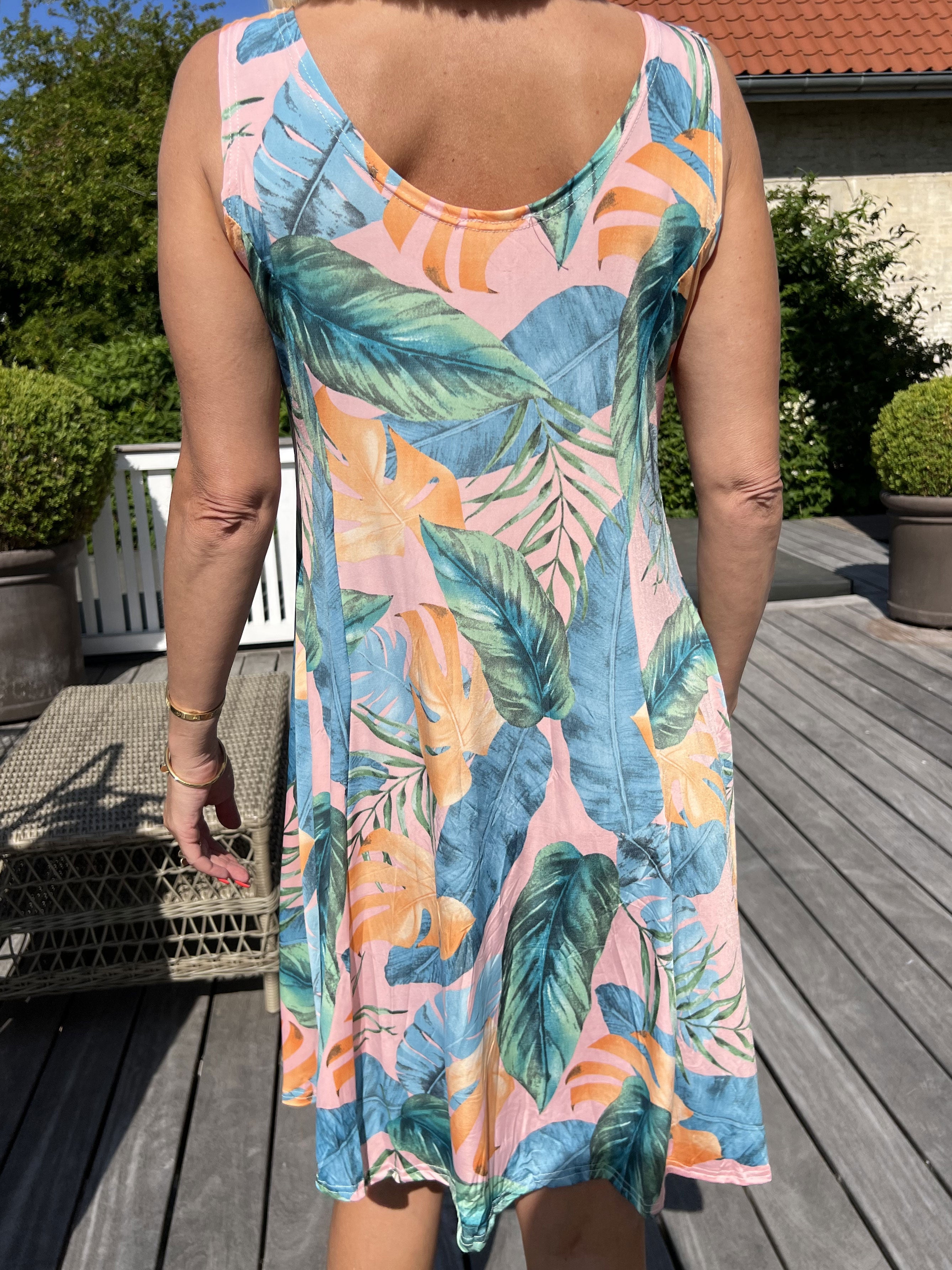 Maj Multi Leaf - Söt elastisk sommarklänning med mönster